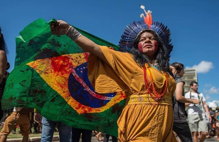 レオナルド・ディカプリオさんのインスタグラム写真 - (レオナルド・ディカプリオInstagram)「#Regram #RG @greenpeace: This week, thousands of Indigenous People gathered in Brasília, the capital of Brazil to to share experiences, traditional knowledge, support each other and, most importantly, demand the government protect their rights. Indigenous Peoples are the guardians of the forest, fighting to protect it from a greedy industry. We can’t afford more deforestation. Go to the link in our bio to save the Amazon. 📸: Christian Braga/MNI - @christiaanbraga . . . .  #SavetheAmazon #NoForestNoLife #greenpeace #IndigenousPeople #IndigenousRights #TerraLivre2019 #TerraLivre #ATL #Brazil #Brasil #Brasilia #AcampamentoTerraLivre」5月6日 6時39分 - leonardodicaprio