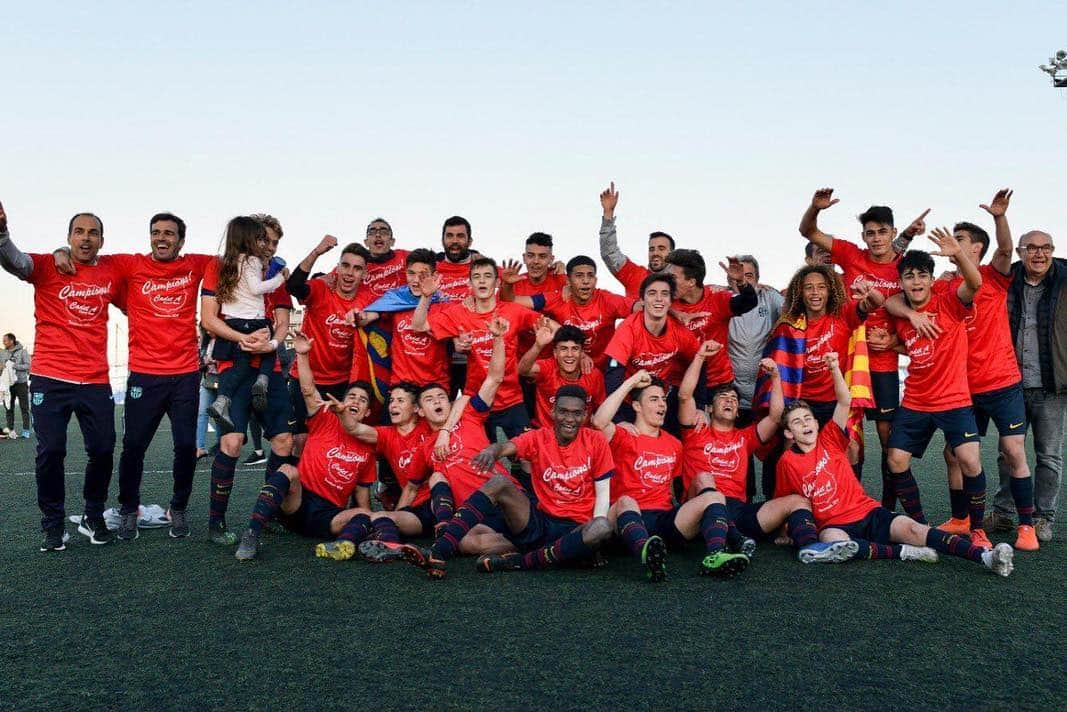 シャビ・シモンズさんのインスタグラム写真 - (シャビ・シモンズInstagram)「League Champions!! // Campions de Lliga!! // Campeones de Liga!! 🏆🔴🔵 : : : : : : : : 📸: @sergiojaureguiphoto I @fcbmasia #fútbol #ball #team #campeones #champions #league #football #player #lovethisgame #motivation #gogoles #nike #xavi #xs #xavisimons #lamasia #fcbarcelona #barça #barcelona #equipo #nike #liga #lliga #campions #forçabarça」5月6日 6時46分 - xavisimons