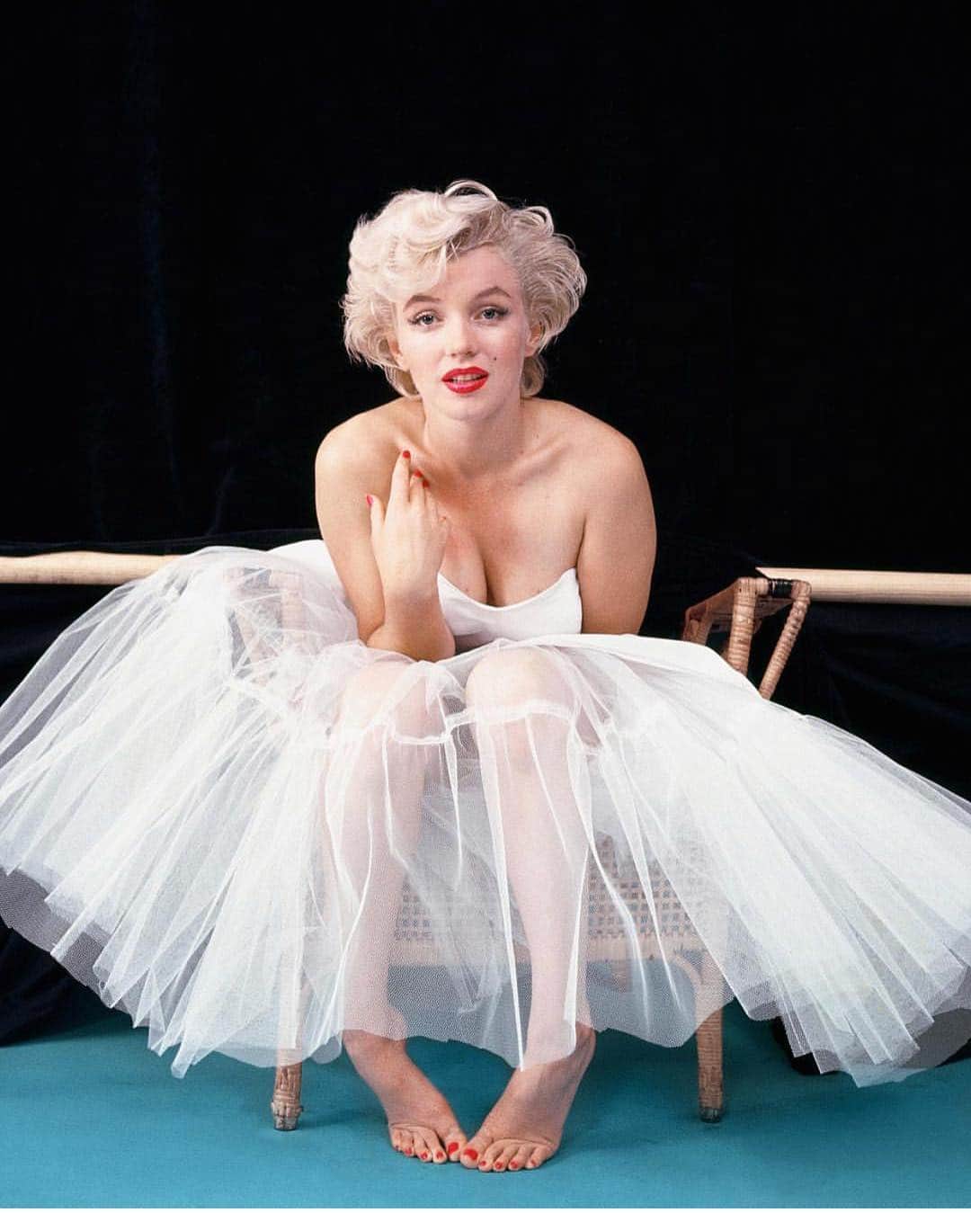 マリリン・モンローのインスタグラム：「Follow @welovemarilyn for pictures of iconic Marilyn Monroe. “Ballerina Sitting,” taken in 1954 at photographer Milton’s Greene’s New York City studio. When Marilyn arrived for the opening of the "Seven Year Itch,” clothing designer, Anne Klein, sent various outfits to Milton's studio for Marilyn to wear. However, all the outfits were 2 sizes too small. Most of the poses from the sitting are the result of Marilyn having to hold the dress together.❣️」