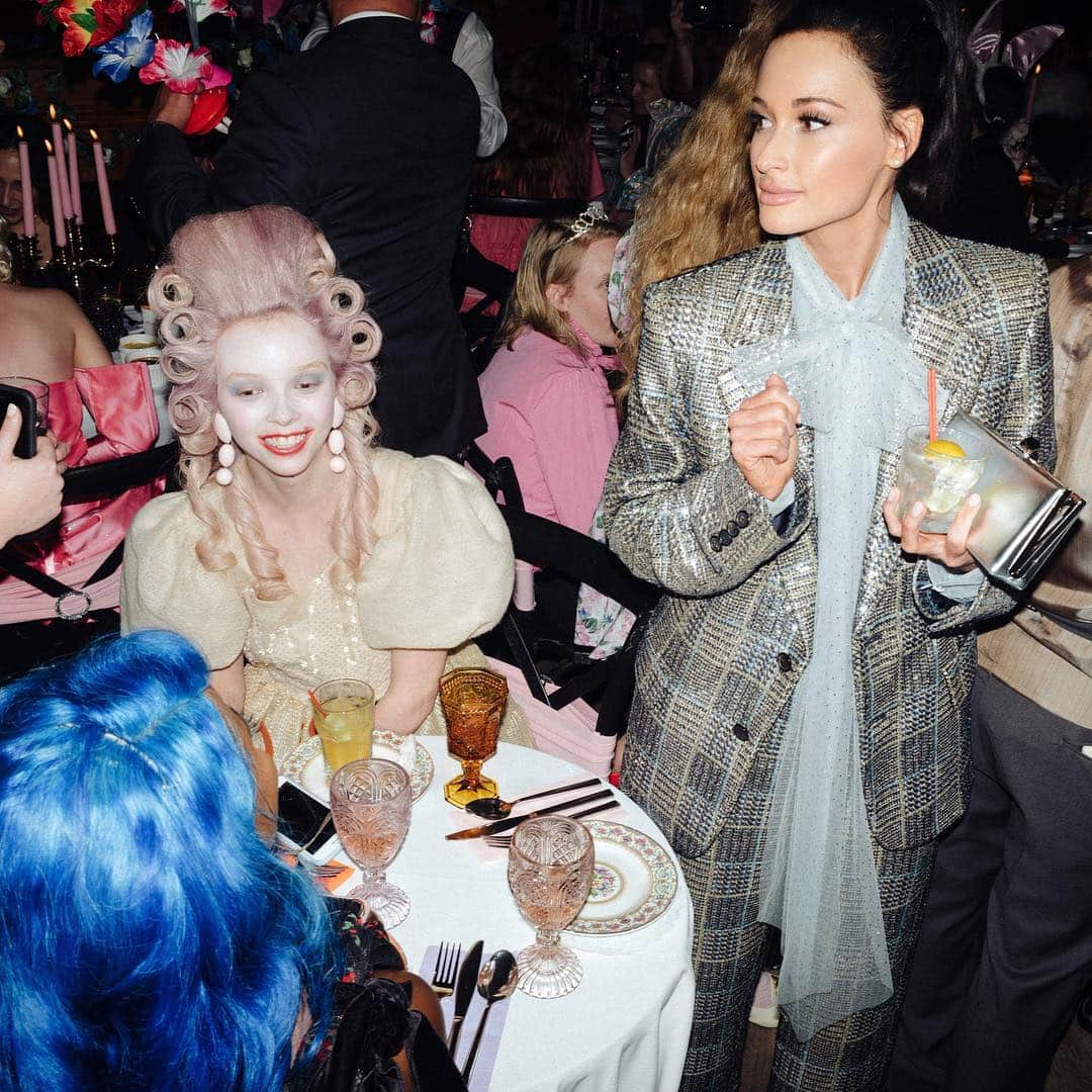 Vogueさんのインスタグラム写真 - (VogueInstagram)「At last night’s pre-Met party, hosted by Sally Singer, guests like @spaceykacey and @lilynova97 were treated to dinner by @thefourseasonsrestaurant, including cotton candy globs, which bore a strong resemblance to the puff-ball ballgowns that occupied space in the room. Tap the link in our bio to see more. photographed by @arnold_daniel  #CottonCampy」5月6日 7時05分 - voguemagazine