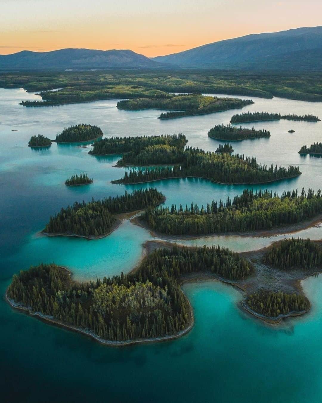 Travel + Leisureさんのインスタグラム写真 - (Travel + LeisureInstagram)「Canada’s sixth province is a place of astounding natural beauty, with lakes, rivers and mountains that are waiting for you to come and explore. Get our British Columbia guide at the link in bio! #tlpicks courtesy of @thismattexists」5月6日 7時20分 - travelandleisure