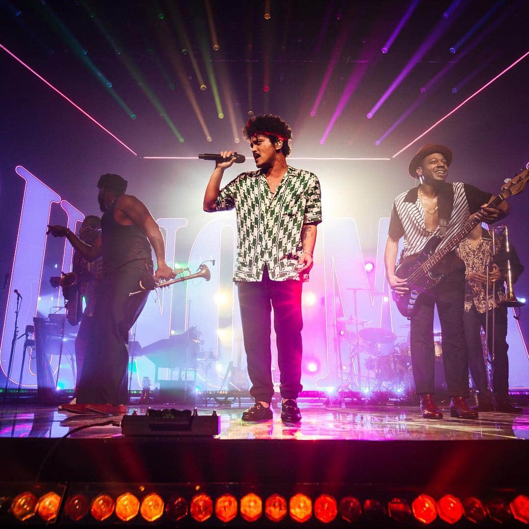 ブルーノ・マーズのインスタグラム：「♠️♥️VEGAS♦️♣️ Thank You to everyone that came down to the MGM Park Theater this week and rocked out with the Hooligans.」