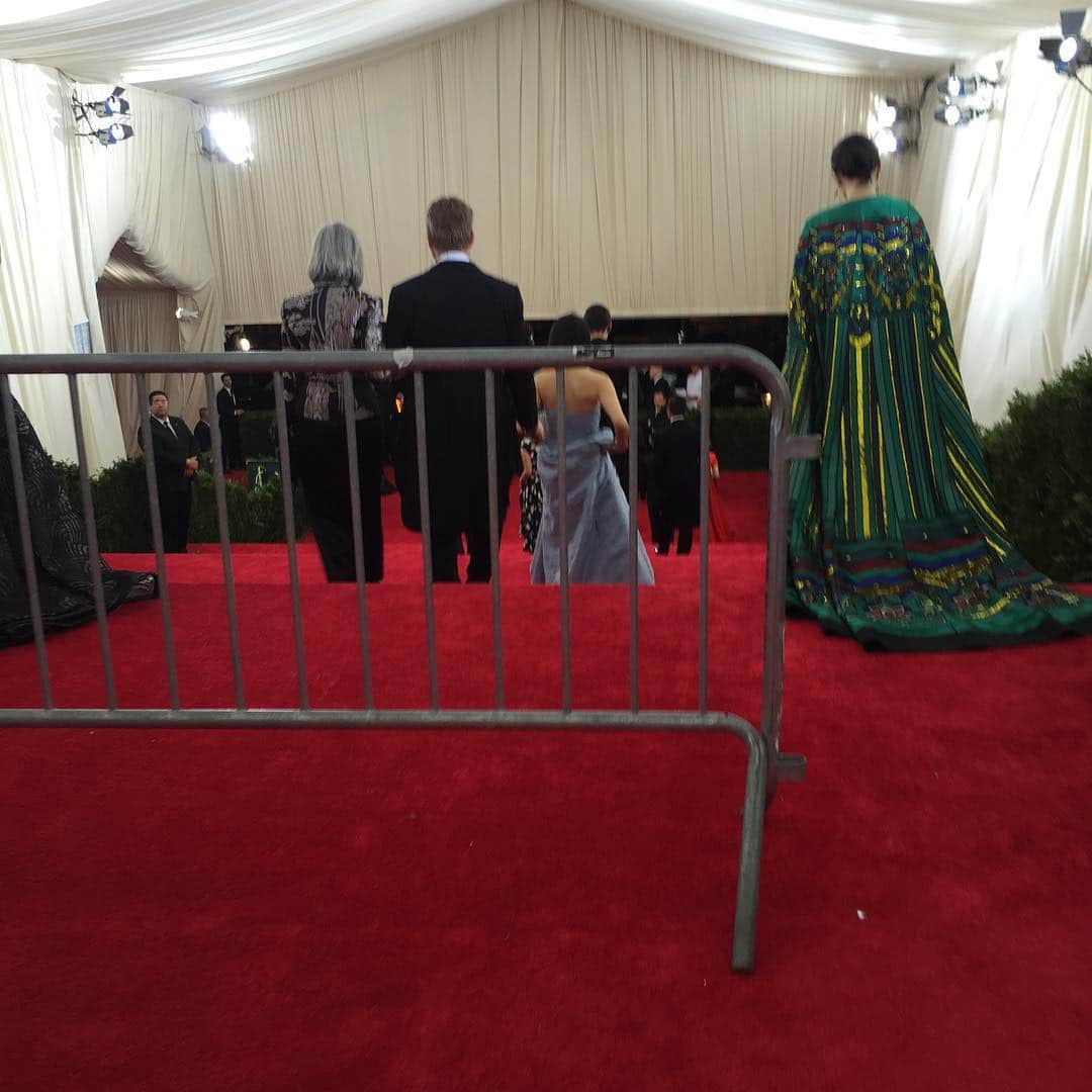 ボビー・ブラウンさんのインスタグラム写真 - (ボビー・ブラウンInstagram)「Met ball memories. Couldn’t imagine having to curate an outfit in the camp theme. This #metball had the theme of China which I translated to red Uber high @prada platforms paired with a navy @Sandro tuxedo. I always choose comfort over fashion. Except when I have to suck up and wear really high shoes. Another met ball I did wear jack purcell sneakers because I had a broken foot. And #Annawintour looked at them and when I told her upon eye gaze I had a broken foot she said she didn’t think it was a fashion statement. Now it would be. Always ahead of my time. #happytohang on my couch tomorrow night 🙏」5月6日 7時15分 - justbobbidotcom