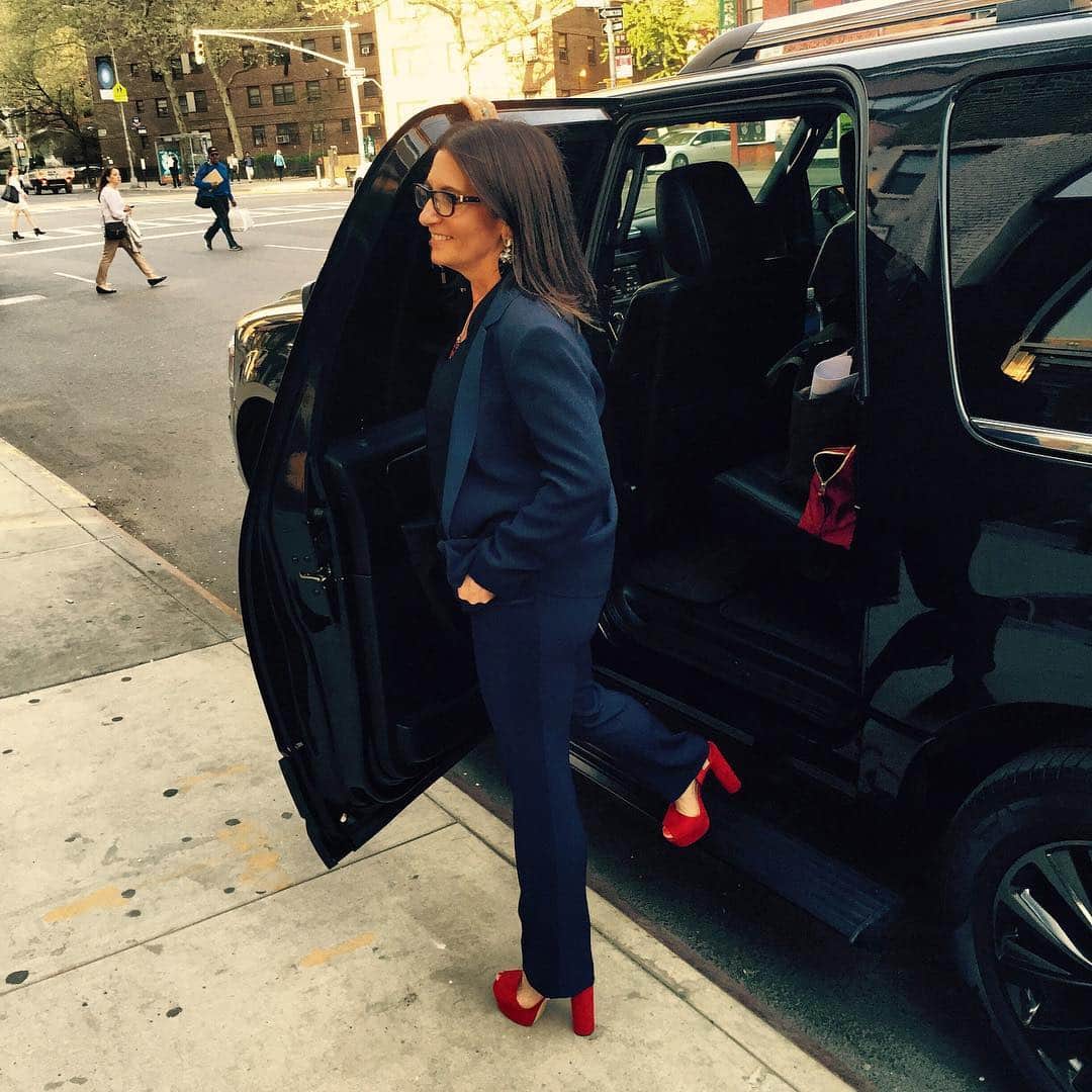 ボビー・ブラウンのインスタグラム：「Met ball memories. Couldn’t imagine having to curate an outfit in the camp theme. This #metball had the theme of China which I translated to red Uber high @prada platforms paired with a navy @Sandro tuxedo. I always choose comfort over fashion. Except when I have to suck up and wear really high shoes. Another met ball I did wear jack purcell sneakers because I had a broken foot. And #Annawintour looked at them and when I told her upon eye gaze I had a broken foot she said she didn’t think it was a fashion statement. Now it would be. Always ahead of my time. #happytohang on my couch tomorrow night 🙏」