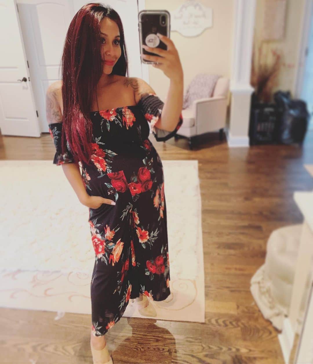 ニコール・ ポリッツィのインスタグラム：「Anyone else obsessed with Floral Jumpsuits WITH POCKETS?!🔥🖤 Jumpsuit : @thesnookishop  #ComfyMAWMA」