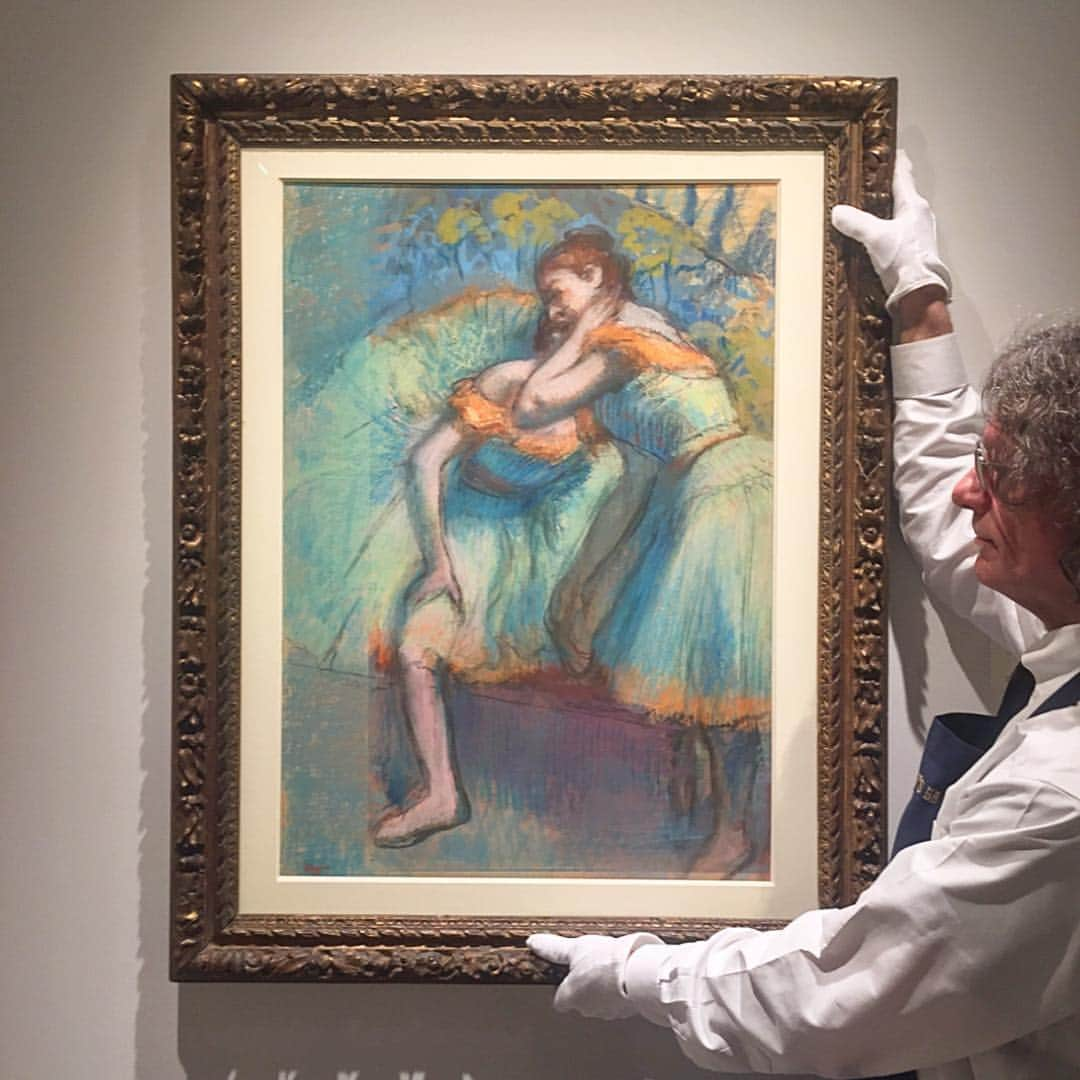 サザビーズさんのインスタグラム写真 - (サザビーズInstagram)「Executed during one of Edgar Degas’ most prolific periods, ‘Deux danseuses’ from circa 1891 is an exquisite pastel featuring the artist’s most recognizable subject of ballet dancers — a theme which would come to define Degas and his later works. Born in Paris to an aristocratic family, Degas frequented the city’s dazzling operas, ballets and circuses and became captivated by the spectacle of live entertainment, which consequently served as a source of inspiration throughout his career. A highlight of our Impressionist & Modern Art Evening Sale on 14 May, Degas’ ‘Two Dancers’ is now on view in our York Avenue galleries . #SothebysImpMod #SothebysBreakingGround #Degas #ballet」5月6日 7時36分 - sothebys