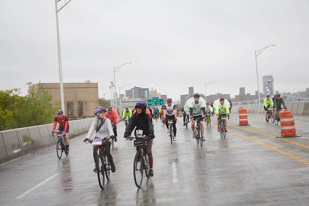 マンハッタンポーテージさんのインスタグラム写真 - (マンハッタンポーテージInstagram)「40mileをこんな雨の中でも楽しんで走ってくれた皆んな❤️ このBike Tourは毎年、5月の第1日曜日に開催されるニューヨークの5つの地区を自転車で走るFun Ride🚴‍♂️🚴‍♀️ 約3万2千人が色々な国から参加するためにこの街に訪れます。この日はニューヨークの街を通行止めにして、ハイウェイも走れてしまう、このツアーだけでニューヨークを観光できてしまう、素晴らしいイベントです。photo by @jpbevins  #bikenyc #manhattanportage」5月6日 7時47分 - mp_japan