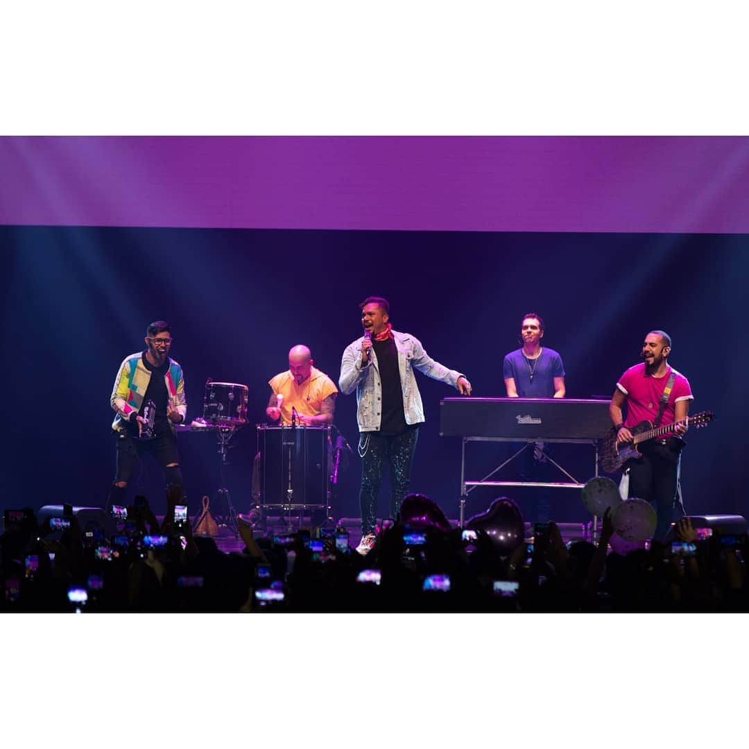 Sorriso Marotoのインスタグラム：「Que noite, senhoras e senhores! 😍😍😍 Só quem esteve ontem no #KmDeVantagensHall vai entender o que aconteceu naquele palco! 😀 Teve músicas novas, teve as antigas, teve emoção, teve pedido de casamento no palco e teve vocês enchendo nossa noite de amor e dividindo com a gente a alegria de estrear mais uma turnê! ❤️ Obrigado, obrigado e obrigado! 🙌🏼 #AoCuboAoVivoEmCores @bcbrunocardoso @eusergiojr @crisjog @vinisorriso @frd.silva 📷 @ovitorbranco」