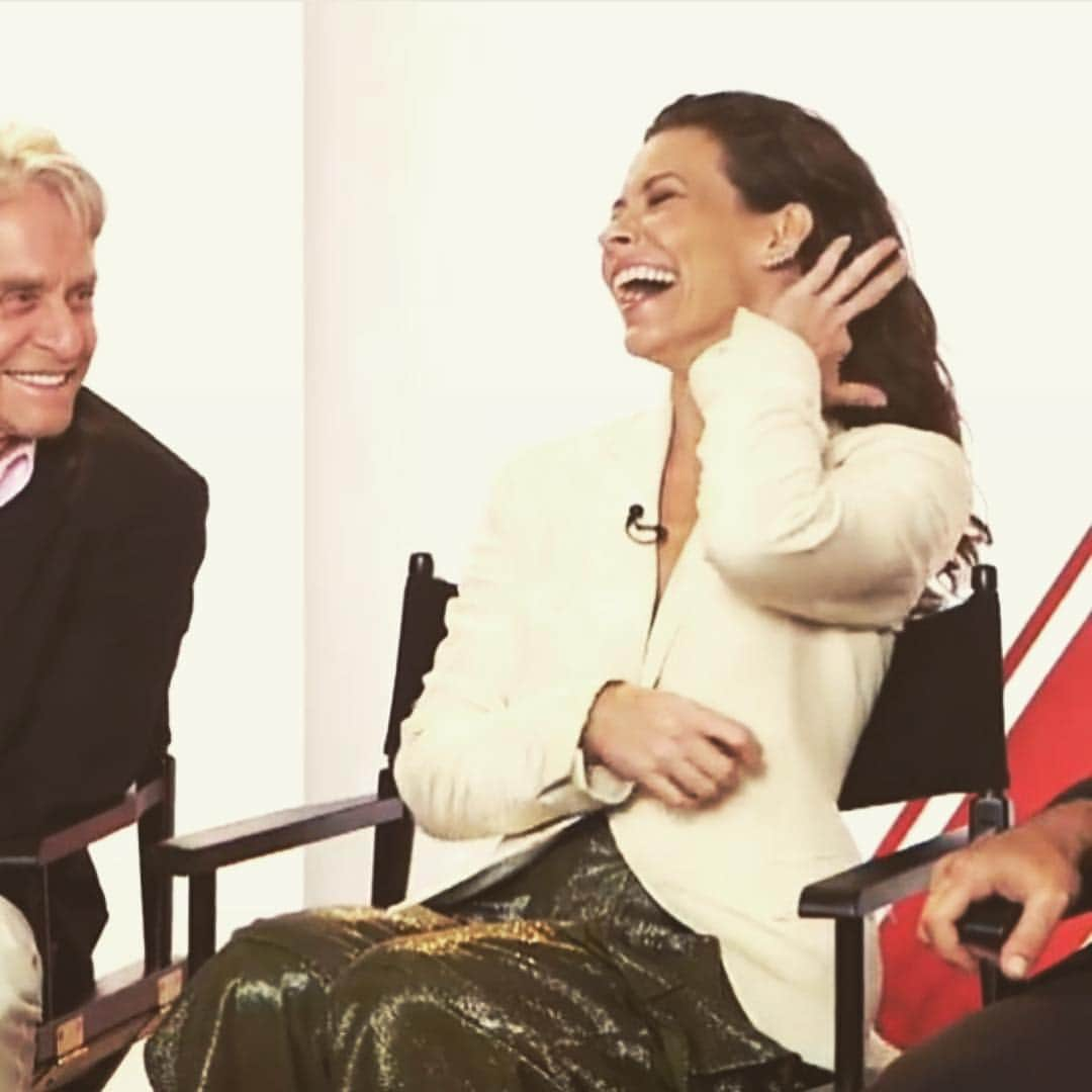 エヴァンジェリン・リリーさんのインスタグラム写真 - (エヴァンジェリン・リリーInstagram)「When you find out, long after the fact, that #MichaelDouglas was smiling at you like this ⬆️...you feel like a 👸🏻. . #dad #hankpym #legend #hopevandyne」5月6日 7時50分 - evangelinelillyofficial