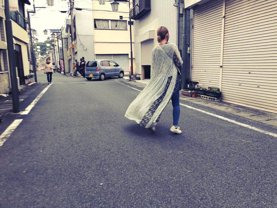 のインスタグラム：「ㅤㅤㅤ ㅤㅤㅤ インドのサリーを使って向こうのテイラーさんで 仕立ててもらったガウンが届いた❤️ ㅤㅤㅤ 柄の組み合わせが上手でクオリティ高いテイラーなのと うちの総長 @shihothepurplehaze  がお気に入りのデザインってのもあり 世界に一枚しかないすごく素敵な 羽織に仕上がりましたとさ😍」