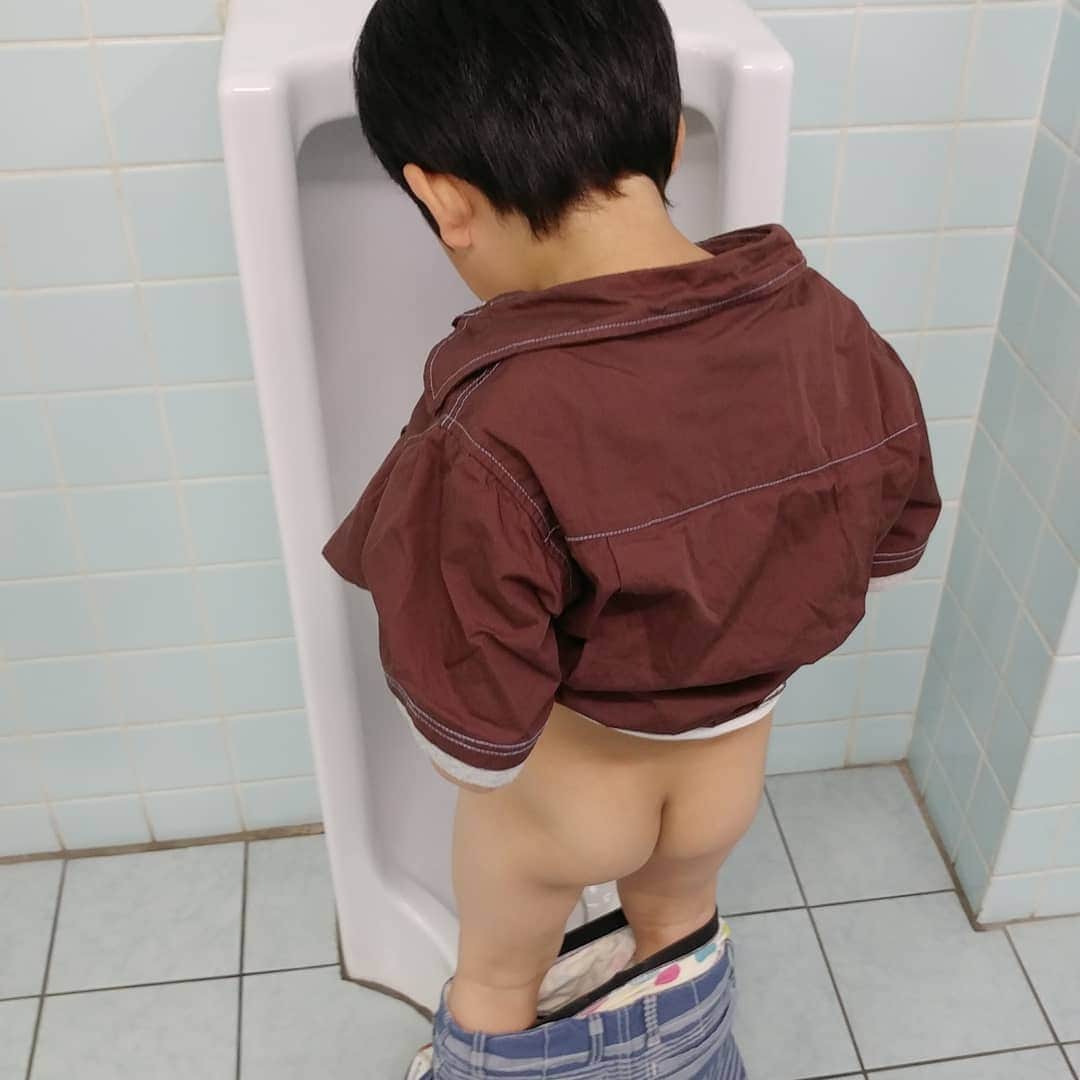 新井義幸さんのインスタグラム写真 - (新井義幸Instagram)「昨日は結婚記念日。 子供達と映画『クレヨンしんちゃん』を観にいきました。 今回も名作！ ひろしのセリフが熱かった！ 映画の途中でトイレに行った息子のセクシーショットを添えて。 #ゴジラ #早く見たい」5月6日 7時54分 - araipatiino