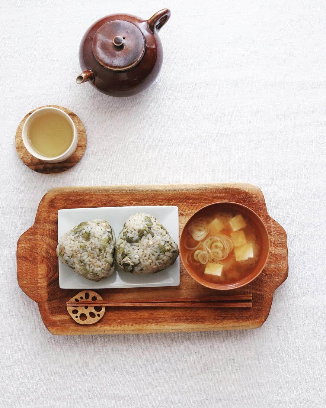 樋口正樹さんのインスタグラム写真 - (樋口正樹Instagram)「Today's breakfast . 今日の朝ごはんは 長野の実家でいただいた たらの芽やこごみなどで、 山菜おこわのおにぎり。 豆腐のお味噌汁と。 . . #山菜おこわ #朝ごはん #山菜 #たらの芽 #こごみ #japanesefood #japanesebreakfast」5月6日 8時03分 - higuccini