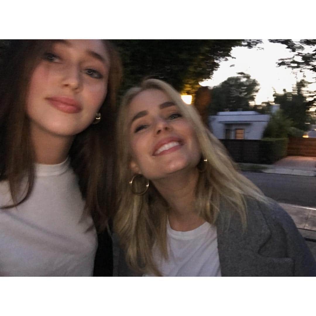 アリシア・デブナム・キャリーのインスタグラム：「My angel.🌷」