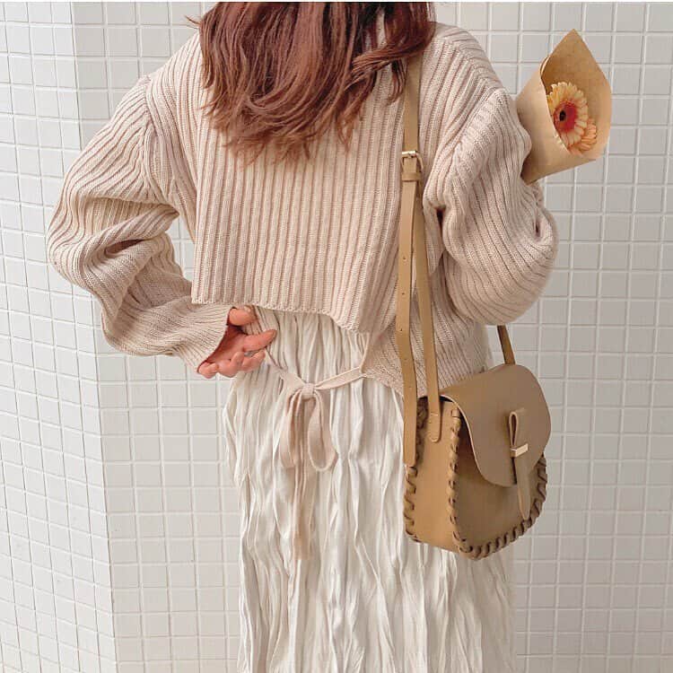 のインスタグラム：「. 後ろ姿が可愛い、バッグリボンタイプのニット♡スカートやワンピースと合わせて、フェミニンな着こなしにしてみましょう！ . MERYでは他にも「かわいい」に近づくさまざまな情報を発信しています。 @mery.beauty コスメ・美容に特化した情報をお届け♡ @mery_spot 話題のカフェやお出かけスポットをご紹介！ こちらもぜひチェックしてみてください！ . . photo by @____ay24 . #MERY #regram #instagram #instafashion #fashion #ootd #coordinate  #dholic #데일리룩 #옷스타그램 #오오티디 #코디 #패션 #패션피플 #春コーデ #春ファッション #バッグリボンニット #ショルダーバッグ #ベージュ #フェミニンスタイル #ディーホリック #コーデ #コーディネート #ファッション #今日のコーデ #今日の服 #お洒落 #お洒落さんと繋がりたい #MERY女子 #メリー」