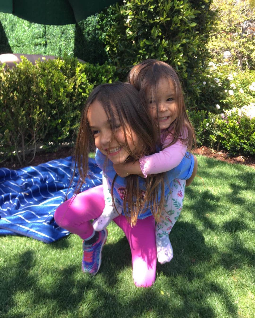 チャド・ロウさんのインスタグラム写真 - (チャド・ロウInstagram)「And just like that...these sisters discovered that they could be pretty great friends, too! 💕 #raisingdaughters #blessed」5月6日 8時03分 - ichadlowe
