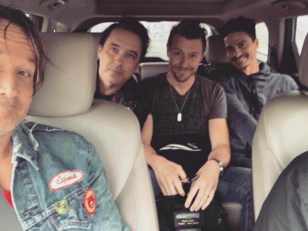 キース・アーバンのインスタグラム：「OK @sunfest .... here’s the plan- Miami airport CLOSED- soooooo we are in an Uber and driving like the dude stole it ! (man I hope he didn’t ....) we may be a little late ..... but WE WILL FREAKIN BE THERE - KU」