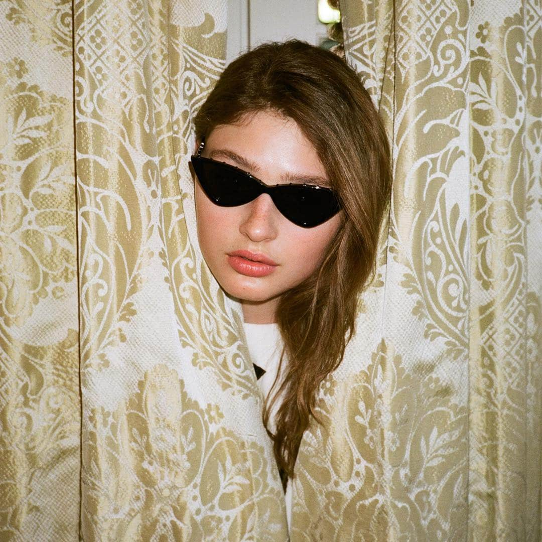 Valentinoさんのインスタグラム写真 - (ValentinoInstagram)「@lilliyascarlett plays a game of hide and seek in #ValentinoLune, shot by Christian Coppola @ccopp. #ValentinoEyewear」5月6日 8時12分 - maisonvalentino