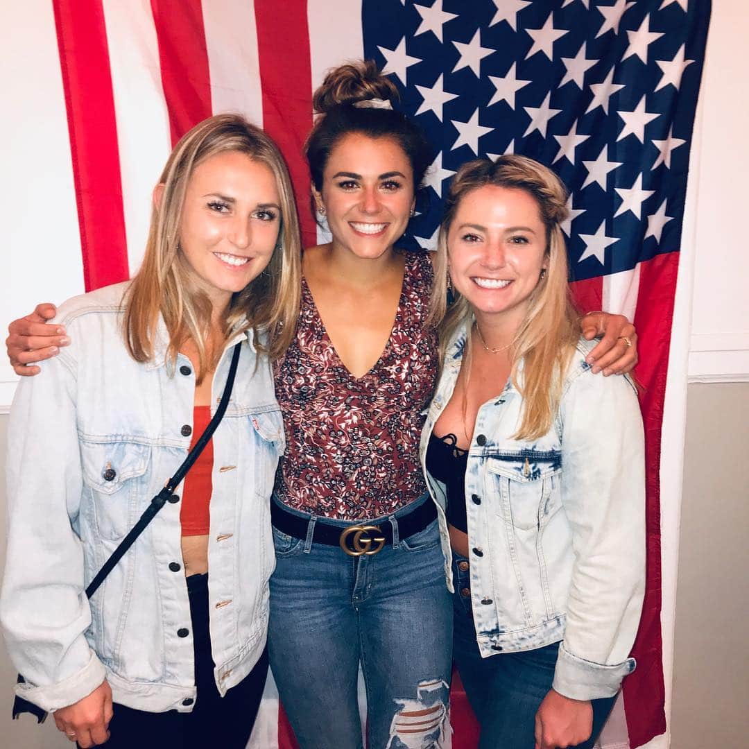 キャシディ・クックのインスタグラム：「Red, white, and blondes....amiright? Ha ha lol」
