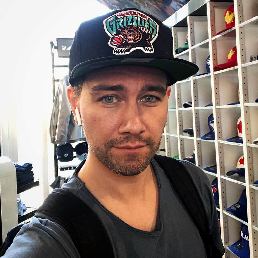 トーランス・クームスのインスタグラム：「Hat shopping. Just call me Big Country.」