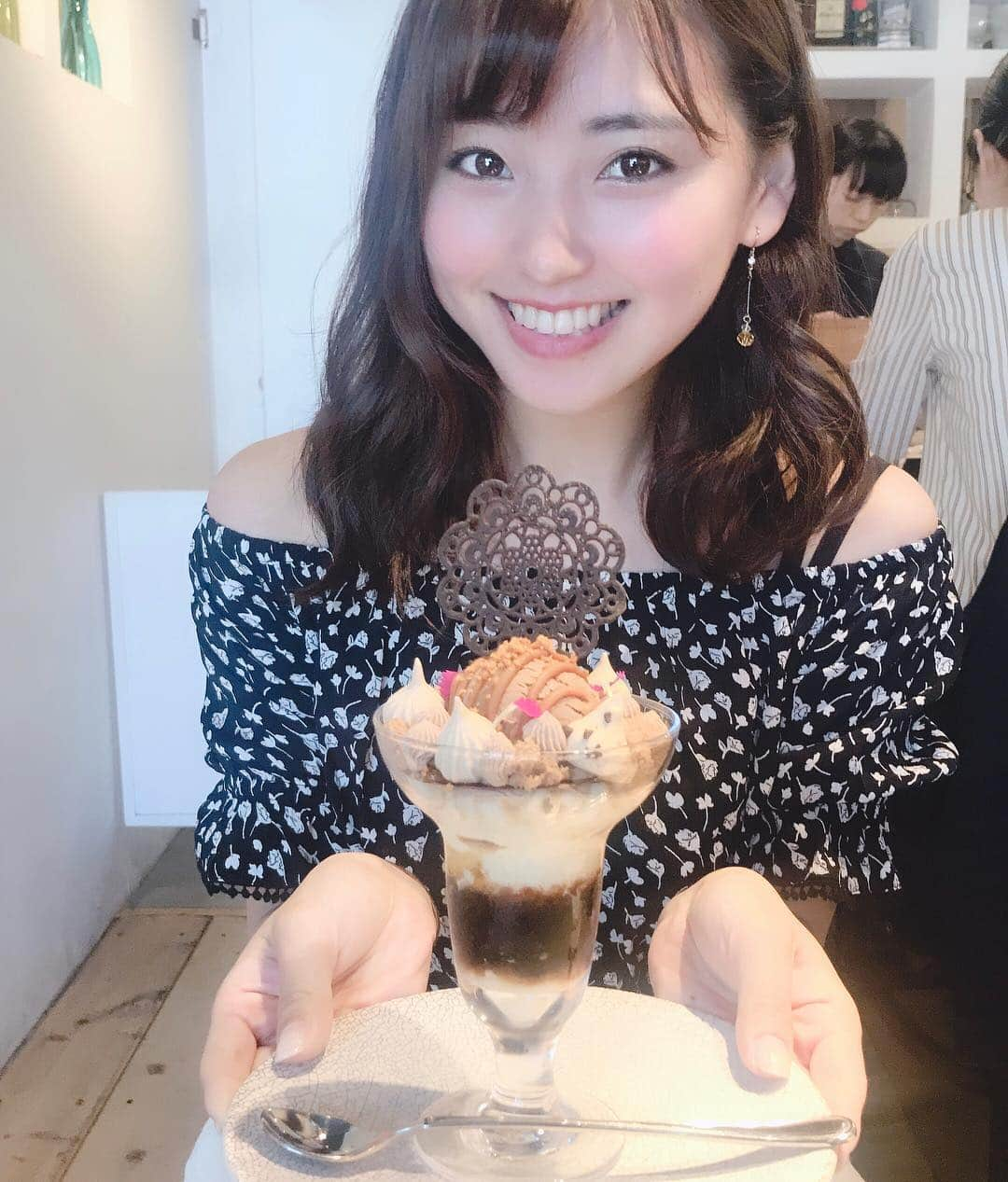 笠原美香さんのインスタグラム写真 - (笠原美香Instagram)「逗子にパフェ食べいこって 誘われて行ってきました💓🍨 見た目もオシャレすぎw 色んな味の層を楽しみ さらにそれらが混ざりあって 変化していく美味しさにやれた💓 むっちゃ美味しかった😋 トマトの方はえ、すご！ってなる パティシエの発想力に驚かされた笑 満席の日が多いみたいなので予約必須でぜひいってみてほしい〜✨ . #hachidori #dessertcafehachidori #cafe #dessert #sweets #parfait #カフェ巡り #甘党 #逗子カフェ #逗子 #ショコラのパフェ #トマトいちご紅茶のパフェ」5月6日 8時11分 - mika.k419