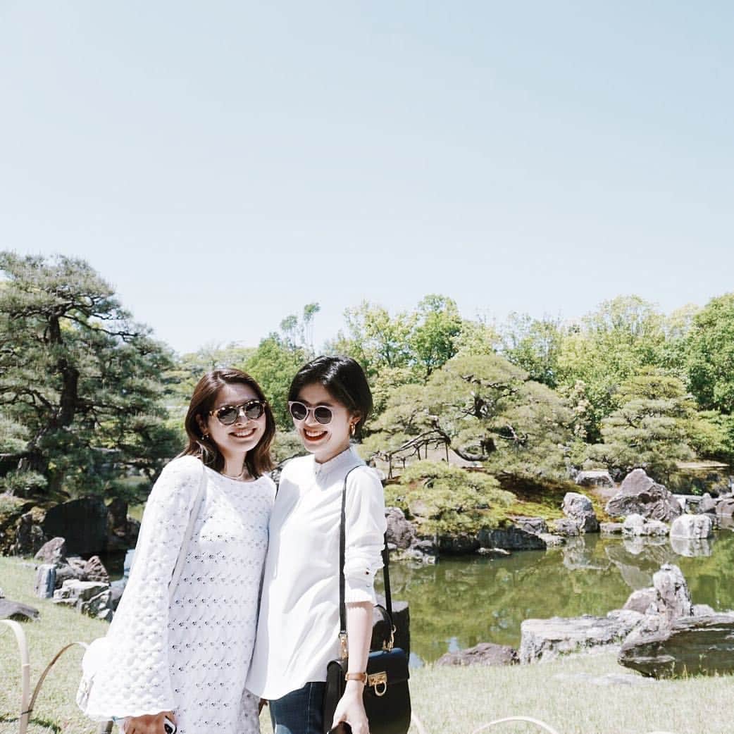 のインスタグラム：「GW旅行は京都→兵庫→大阪と関西ツアー✨ 京都旅行は、大好きな @sanae0528 ファミリーと👯‍♀️ 元々は👨🏻👨🏾‍🦲同士がお友達だったのですが、夫婦の年の差が一緒だったり同じ時期に結婚式してたりほぼ歳が一緒だったりで、今では本当によく会うお友達に🥺🙏🏻💕 次の旅行も楽しみ✨ 東京でまたすぐ会おうね❤️いつもありがとう🥰 ・ #二条城 #nijocastle #京都 #kyoto #祇園 #gion #京都旅行 #京都巡り #京都カフェ #京都カフェ巡り #京都カフェ部 #京都観光 #京都ぶらり #京都さんぽ #京都旅 #京都散策 #京都好き」