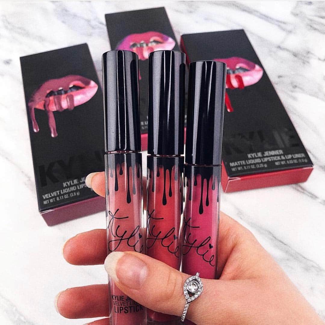 Kylie Cosmeticsさんのインスタグラム写真 - (Kylie CosmeticsInstagram)「Mind Ya Business, Extraordinary, and Bad Lil Thing 😍💕 hurry and get buy one get one FREE on all lip kits only on KylieCosmetics.com ⚡️ ends tonight 11:59pm pst! pic by @karolinasekutowicz」5月6日 8時17分 - kyliecosmetics