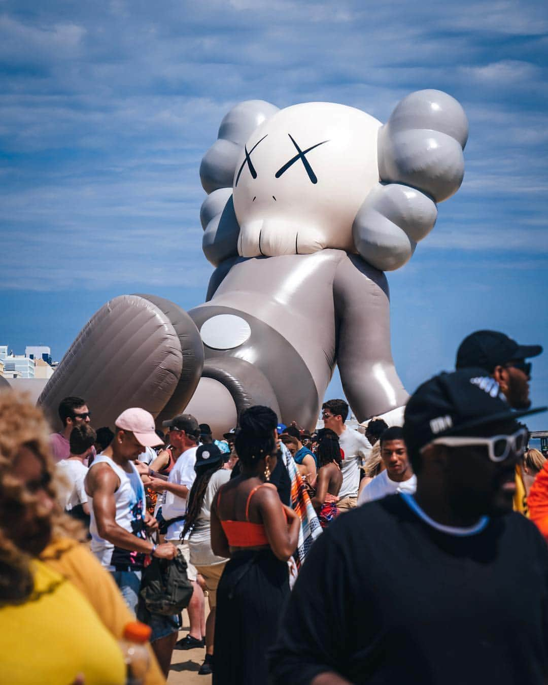 KAWSONEさんのインスタグラム写真 - (KAWSONEInstagram)「#Repost @rkrkrk ・・・ Forever summer holiday with KAWS. ・ @kaws @ARR.AllRightsReserved #KAWS #KAWSHOLIDAY #AllRightsReserved #SITW」5月6日 8時19分 - kaws