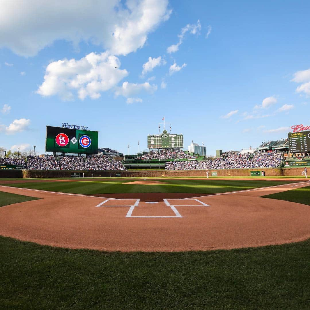 シカゴ・カブスさんのインスタグラム写真 - (シカゴ・カブスInstagram)「The Sunday night stage. #EverybodyIn」5月6日 8時19分 - cubs