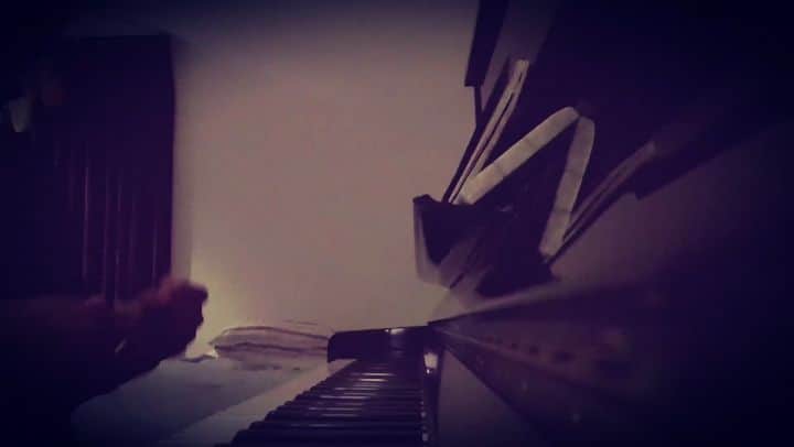 Emeli Sandéのインスタグラム：「I found a new hobby! Basically...turn my favourite dance tunes up loud...and well..JAM 🍇🍨🎹 Can't get enough of this track #TERRITORY @theblazeprod」