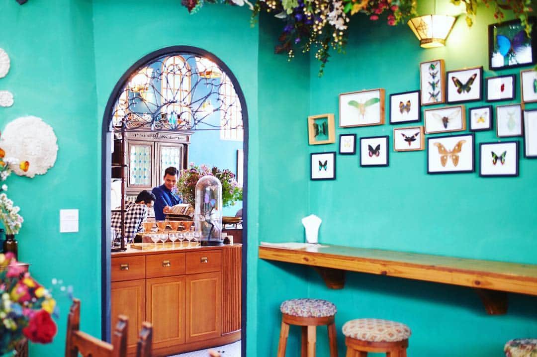 タイ国政府観光庁さんのインスタグラム写真 - (タイ国政府観光庁Instagram)「バンコクの人気カフェ「フェザーストーン・ビストロ・カフェ」 @featherstone_cafe からおはようございます☀️﻿ ﻿ カラフルな花々と蝶々が飾られた鮮やかなグリーンの壁は、インスタ映えスポットとしても人気ですy﻿ 📸✨﻿ ﻿ GWも最終日‼️明日からまたがんばりましょう😊﻿ ﻿ #今週も頑張ろう #タイ #バンコク #フェザーストーンカフェ #バンコクカフェ #カフェ巡り #カフェ部 #こんなタイ知らなかった #タイを知りつくす  #もっと知りタイ #タイ旅行 #バンコク旅行 #旅好きな人と繋がりたい #旅行好きな人と繋がりたい #女子旅 #タビジョ #thailand #bangkok #featherstonecafe #bkkcafe #cafehopping #amazingthailand #thailandtravel #thailandtrip #thai #thaistagram #lovethailand #tabijyomap_thailand #genic_thailand﻿ ﻿」5月6日 8時23分 - amazingthailandjp