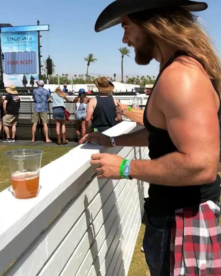 モデル、ブロック・オハーンのインスタグラム：「I have a feeling it was a lot easier for me to do this than it would have been for her haha and I’m happy to every time!  Hope you’re all having a great day! 🤠」