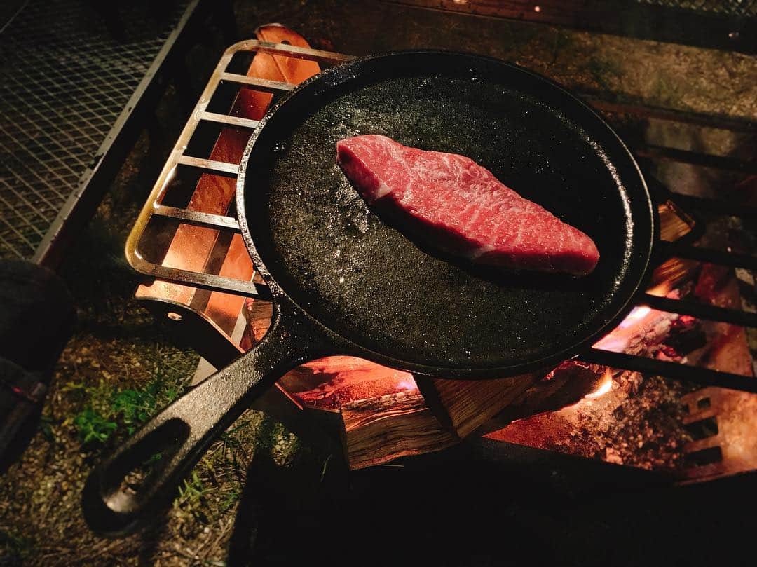 金子貴俊さんのインスタグラム写真 - (金子貴俊Instagram)「香川県で初キャンプ！ 荘内半島オートキャンプ場浦島さんへ！晩御飯は三豊市の讃岐和牛専門店「吉田」さんでお肉を購入！ 骨つき鶏、イチボのステーキ！ ハンバーグ、ローストビーフとどれも最高に美味しいお肉で感動！！ 香川でのキャンプは讃岐和牛で決まり！！ #カネコキャンプ#キャンプ#バンコン#キャンピングカー#アウトドア#焚き火台#ホワイトハウス#コンパス#ファミキャン#ファミリーキャンプ#キャンプ道具#キャンプギア#キャンプ用品#キャンプグッズ#キャンプ好き#オートキャンプ #キャンプ飯#キャンプご飯#讃岐和牛専門店吉田 #camp#camping#campingcar#yoka  #campinglife#outdoor #outdoorlife#nature#campervan#campinggear #カネコcamp」5月6日 8時31分 - takatoshi_kaneko