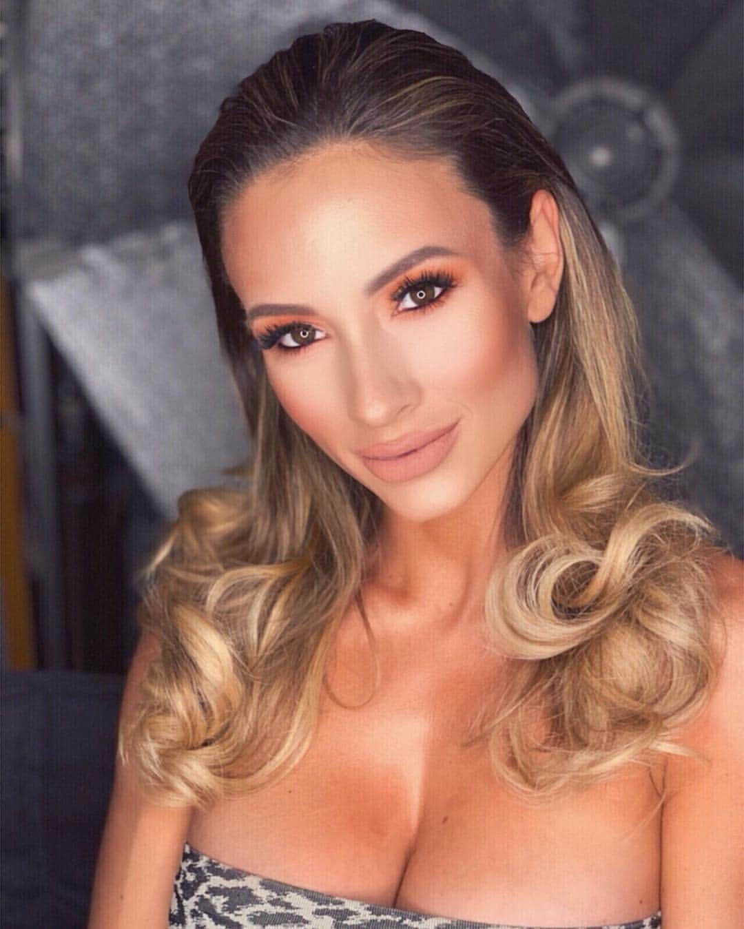 Paige Hathawayさんのインスタグラム写真 - (Paige HathawayInstagram)「What do you think about these curls!? ✨ Better yet.. WHICH LOOK do you like better.. 1 or 2!? 🤷🏼‍♀️」5月6日 8時31分 - paigehathaway