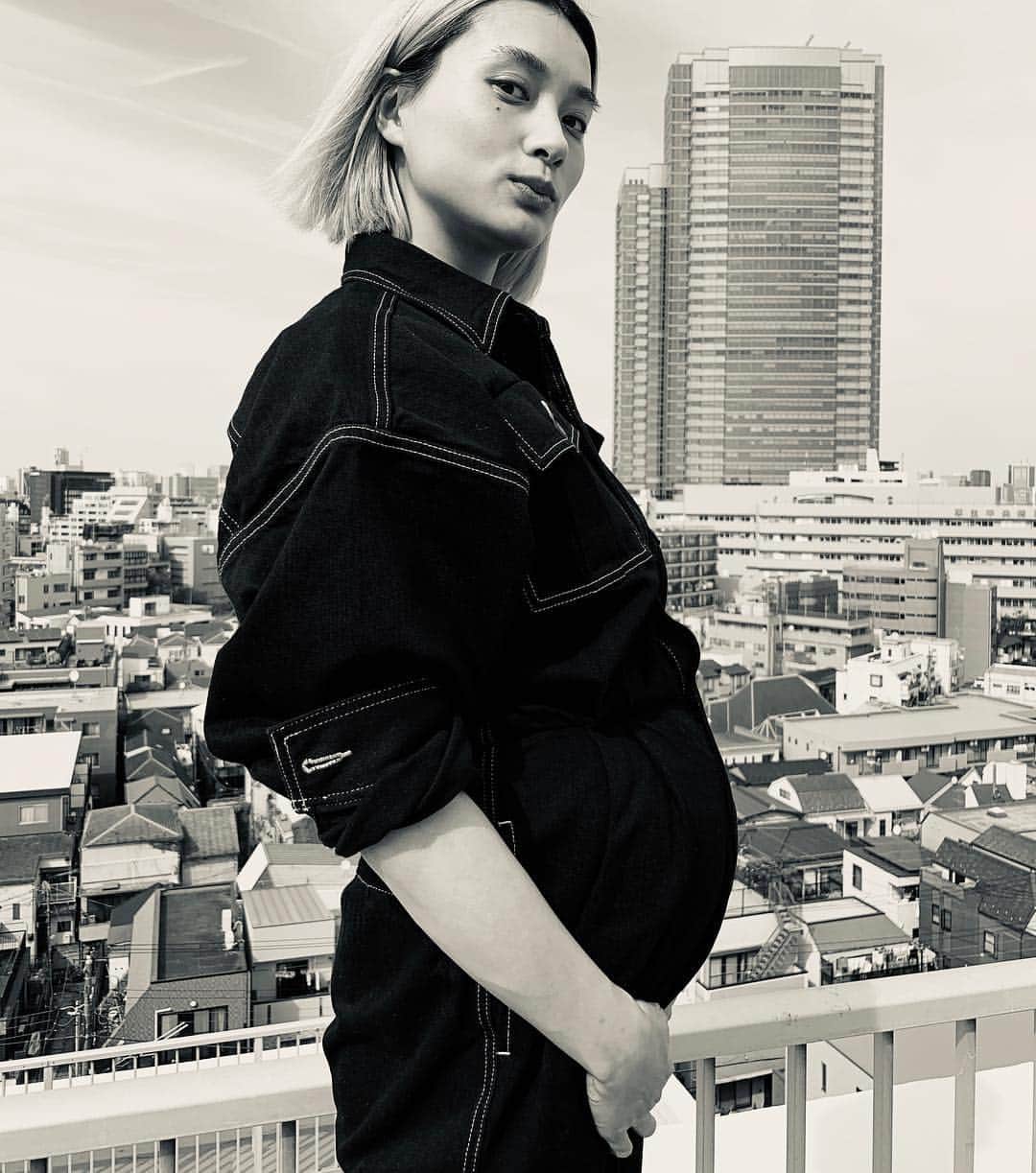 小濱なつきのインスタグラム：「もうすぐママになる💫  日に日に変化する体を実感して、不思議でいっぱい。 妊娠初期から不安定なことが続いてしまい、長く入院することになったり、ほとんどが安静となってしまったけれど、赤ちゃんはすくすくとお腹の中で成長してくれている💖 徐々に徐々に会える日が楽しみになってきたよ！  お天気も良かったので久々に写真を撮った。ポンポコリンのお腹でもギリギリMINEDENIM @mine_denim のオールインワンが入った🌈✨ 2019.5.5」