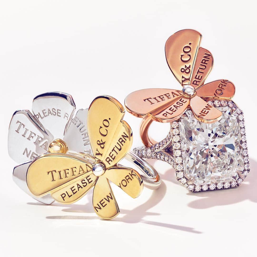ティファニーさんのインスタグラム写真 - (ティファニーInstagram)「Flights of fancy. Tiffany artisans have long been inspired by the natural world, and Return to Tiffany® Love Bugs is no exception. Tap to shop. #TiffanyLoveBugs」5月6日 8時36分 - tiffanyandco