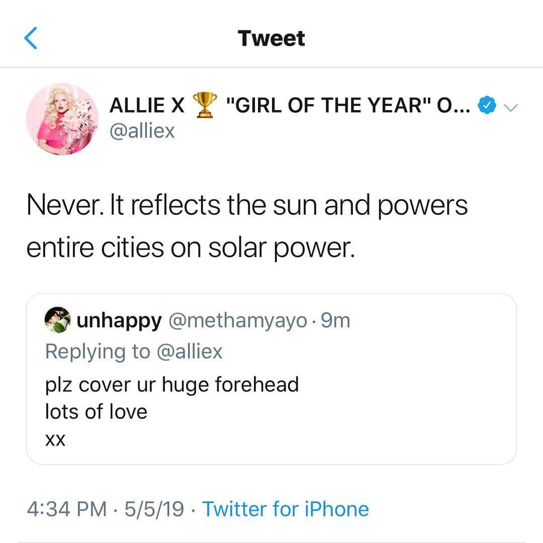 アリー・エックスのインスタグラム：「Public Service Announcement #foreheadsolarpower」