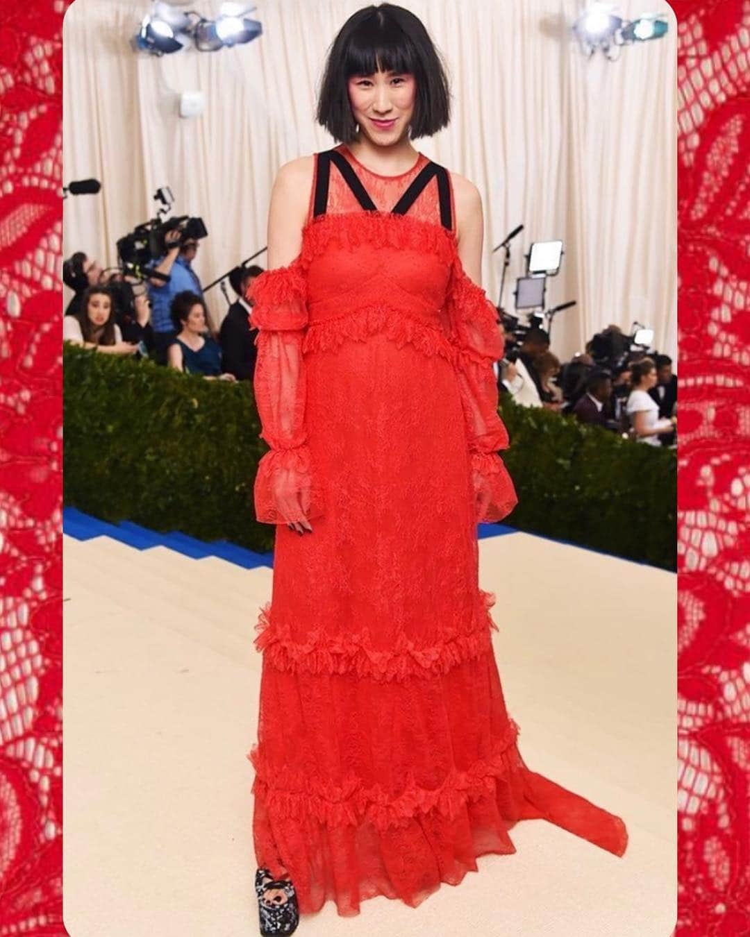 エヴァ・チェンさんのインスタグラム写真 - (エヴァ・チェンInstagram)「Met Gala 2017 in @erdem: about nine weeks after I had Tao! This is the dress that sparked my obsession with red ❤️」5月6日 8時41分 - evachen212