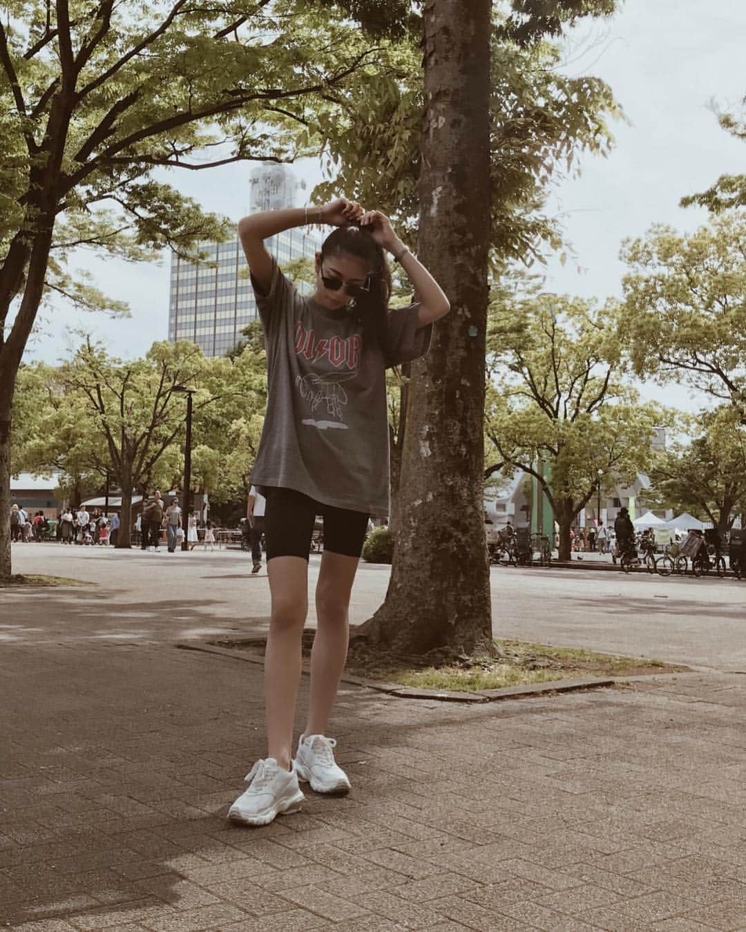 佐藤あずみのインスタグラム：「Gm❤︎ . 最近よくランニングしながらきたの？って聞かれる。笑 してません。笑 . 今日は姪っ子のお宮参り❤︎ そしてGW最終日ー！ いてきまーす❤︎ . #yesterday #ootd #fashion #coordinate #code #trenchcoat #tshirt #sneakers #japan #japanesegirl #私服 #コーデ」