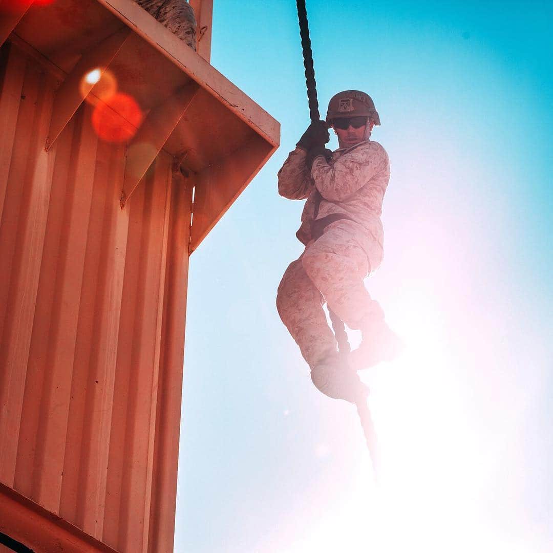 アメリカ海兵隊さんのインスタグラム写真 - (アメリカ海兵隊Instagram)「Down in a Flash  A Marine with @2dmardiv descends a rope using fast-rope techniques during the Weapons and Tactics Instructors course 3-19 at @mcasyuma, April 12, 2019. (@thecombatcenter photo by Cpl. Ashlee Conover)  #Marines #MarineCorps #MarineLife #Military #USMC #Marine #Corps #Fast #Rope #Weapons #Tactics #Instructors #Air #Yuma #Arizona #Training #Yut #SemperFi #Rah」5月6日 8時53分 - marines