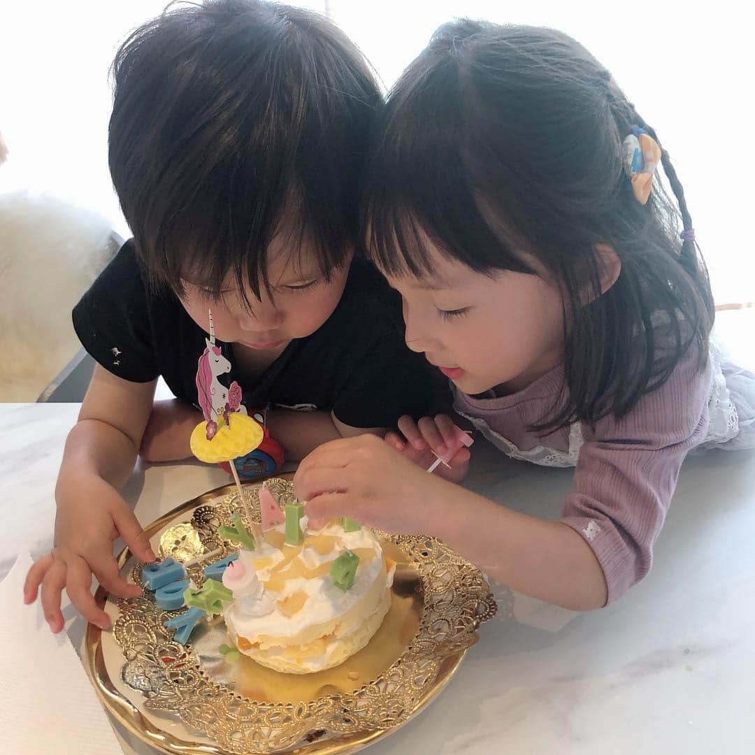 宇佐美蘭さんのインスタグラム写真 - (宇佐美蘭Instagram)「そんなGW最終日の今日は、夫の誕生日&結婚記念日なんです🥂🎂﻿ 結婚8周年💓月末にはオフで帰国してくるので、お祝いは改めて…🥰楽しみ過ぎる。﻿ 友達のパパも5月が誕生日なので、子どもたちがパパたちのためにケーキを手作り🧡夫は食べられないけど😂﻿ 長女は将来パパと結婚するらしいので、取られないように頑張ります🙄﻿ .﻿ #誕生日#結婚記念日#結婚8周年#結婚9年目に突入」5月6日 8時54分 - usamiran_official