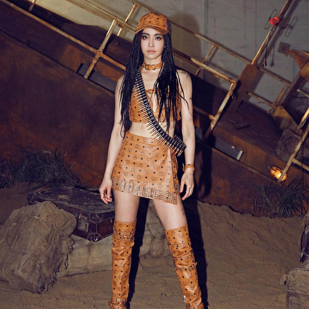 Vogue Taiwan Officialさんのインスタグラム写真 - (Vogue Taiwan OfficialInstagram)「#vogueceleb 「Jolin」蔡依林在〈你也有今天〉MV裡，身穿 @ferragamo  魚網裝和 @mcmworldwide  為她量身打造的服裝，化身復仇女王蜂，MV中有32位半裸猛男同時簇擁著Jolin，讓整支MV猶如｢肉體BUFFET」，Jolin笑說自己像在主持世界男模生死鬥，開玩笑說：｢獻給所有的姊妹們！看你喜歡哪一位，猛男隨你挑！」 圖片提供：索尼音樂 @jolin_cai #jolintsai #蔡依林 #你也有今天 #mv」5月6日 14時22分 - voguetaiwan