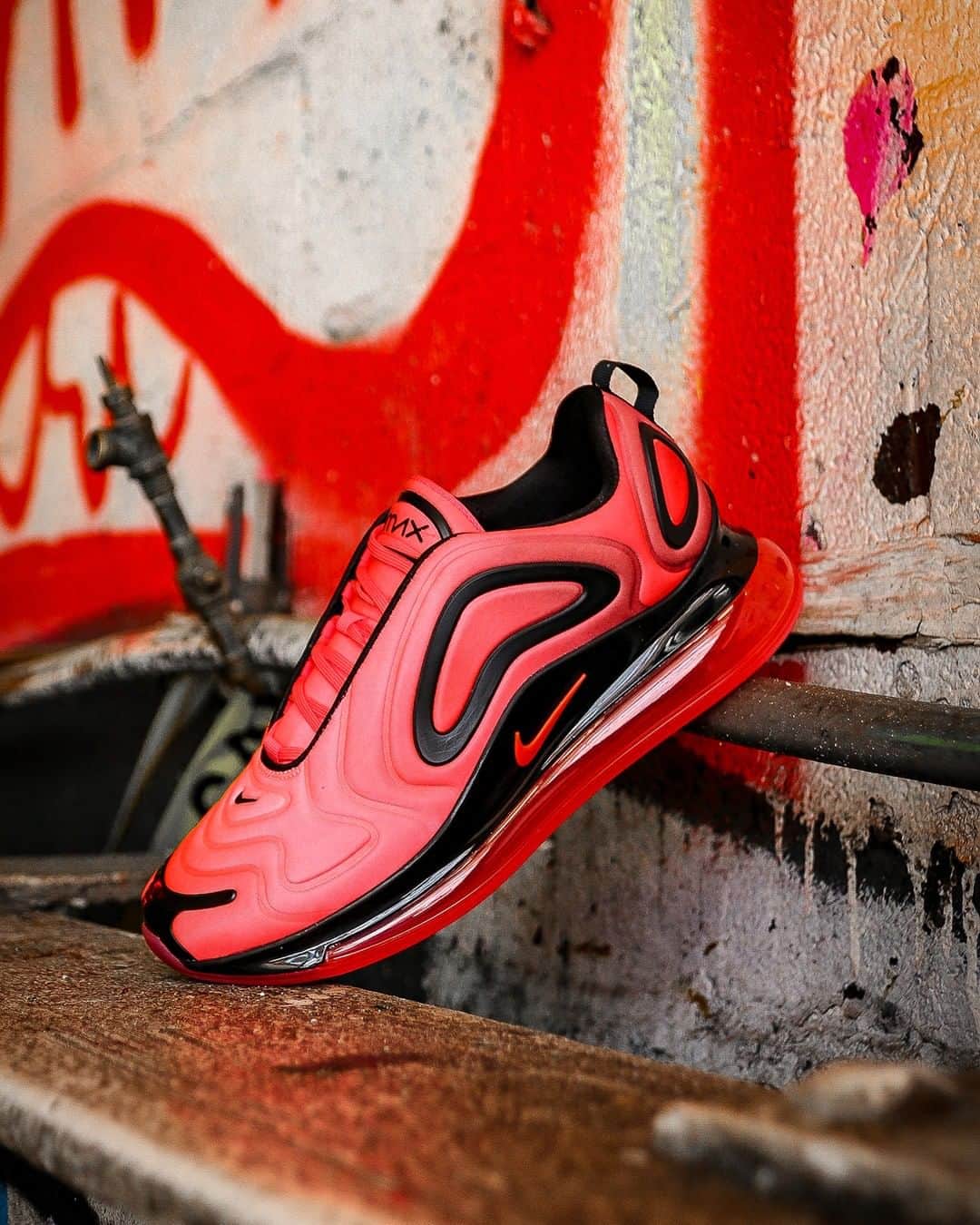 Foot Lockerさんのインスタグラム写真 - (Foot LockerInstagram)「🔴⚫️🔴 #Nike Air Max 720 'Bright Crimson/Black' Launching 5/10, In-Store and Online」5月6日 9時04分 - footlocker