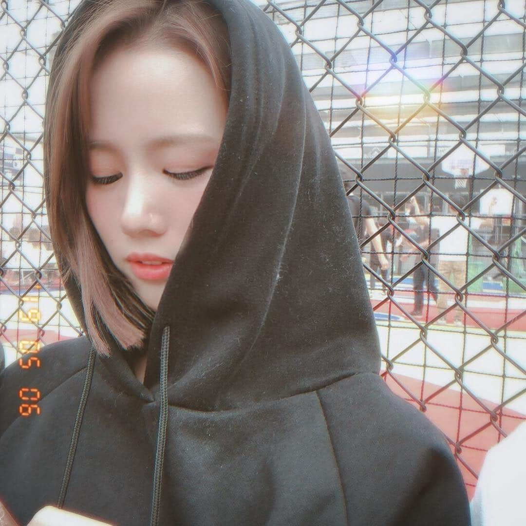 原望奈美さんのインスタグラム写真 - (原望奈美Instagram)「#hood 🧢🧢 * この連休に体調崩してます(笑) 喉も痛いし熱も出てるやっと大分楽になった😭 . この前えりかと ( @eeerika_12 ) 名古屋のスポッチャにいってきたよ〜🥎. . こう見えて昔は #バレーボール 習ってて 部活も #バレーボール部 でした🏐 久々にやって楽しくて、まぁ筋肉痛です。 . 東京でも名古屋でもえりかえりか💞 ほんとうにずーっとどこでもえりか(笑) 互いに好き合ってるみたいですわ。 . , そろそろ仕事が始まる方、はじまったかたも多いとは思いますが、体調にはくれぐれも気をつけてくださいね！！ . . . . #ラウンドワン #round1 #すぽっちゃ #スポッチャ #運動 #球技 #テニス #バトミントン #バッティングセンター #ハイボール 飲んでます。 #オフコーデ #休日の過ごし方 #gw #令和 #ootd #휴가스타그램 #휴가룩 #감기 #운동기록 #운동 #얼스타그램 #생얼 #데이트 #여친 #여친룩 #데일리코디 #카메라」5月6日 9時10分 - vo_nozomi