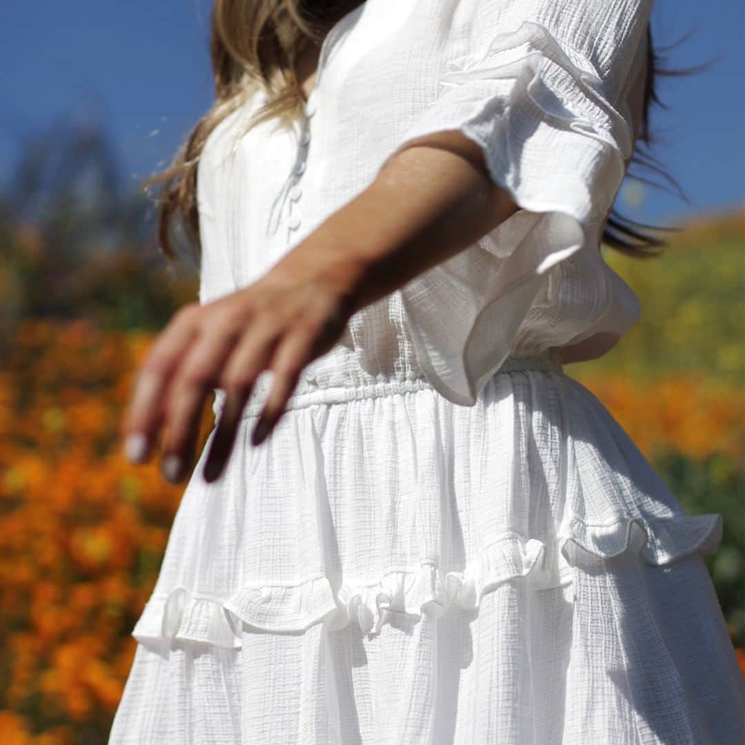 デイヴィッド ラーナーさんのインスタグラム写真 - (デイヴィッド ラーナーInstagram)「The prettiest ruffle details on the Natalie Dress - available in both soft white + navy. #ruffledress #springtrend」5月6日 9時16分 - easystandard.co