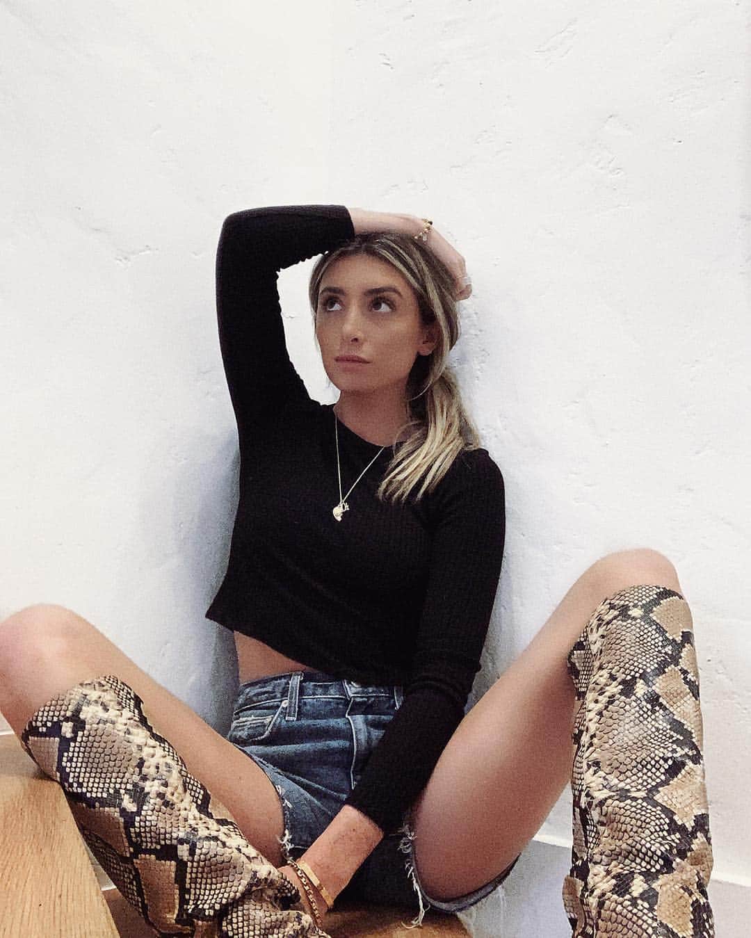 Lauren Elizabethのインスタグラム：「Too tired to caption 🐍🖤」