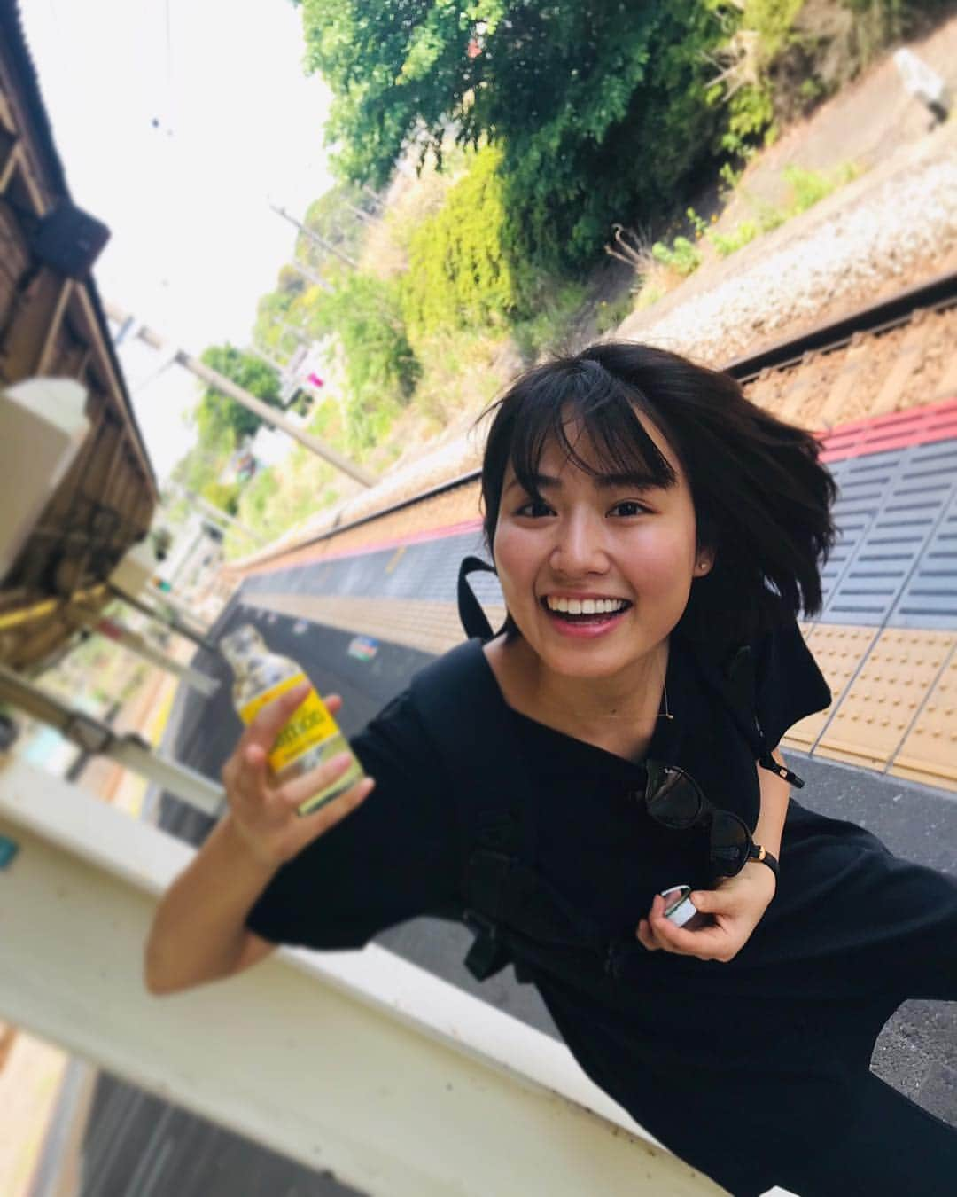 新谷あやかさんのインスタグラム写真 - (新谷あやかInstagram)「夏みたいやー！！！！ ・  こんにちはー！！！ ・  It seems like summer!!!! .  #新谷あやか #しんやあやか #shinyaayaka  #actress  #女優  #タレント  #英語 #english  #englishlesson #英語の勉強  #英語が好き  #nz  #nz🇳🇿 #newzealand  #ニュージーランド  #ニュージーランド留学 #夏好き #summer #いってきます #駅のホーム」5月6日 9時28分 - shinya.ayaka