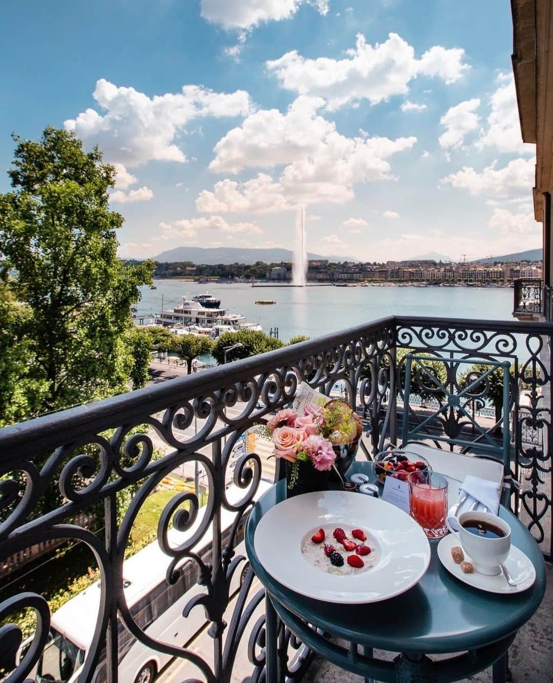 リッツ・カールトンさんのインスタグラム写真 - (リッツ・カールトンInstagram)「Fresh air and fountain views mark the start of a beautiful day at The Ritz-Carlton Hotel de la Paix, #Geneva. #Switzerland #Europe #Swiss #balcony #LakeGeneva #breakfast #fountain #morning #blueskies #sunshine #Instafood #delicious #travel #travelgram #Instatravel #traveldiaries」5月6日 9時30分 - ritzcarlton