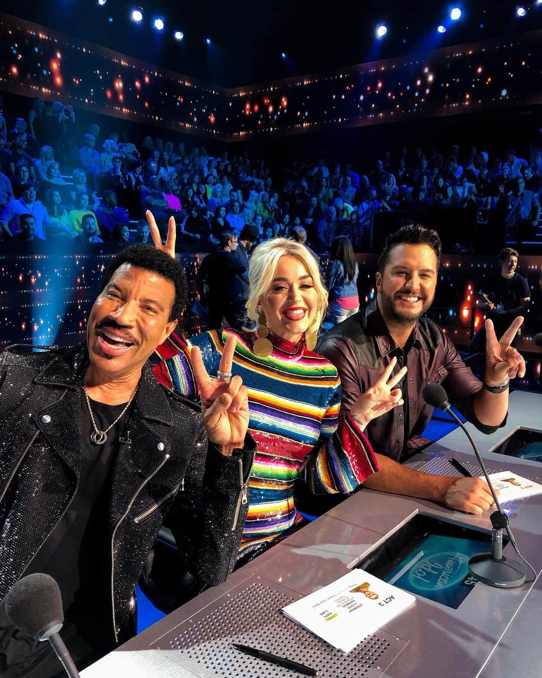 ライオネル・リッチーさんのインスタグラム写真 - (ライオネル・リッチーInstagram)「✌️ Far Out, Man! ✌️We’re out here LIVE! #americanidol」5月6日 9時34分 - lionelrichie