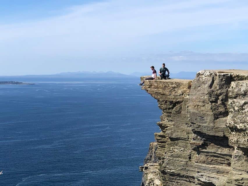 アレックス・ガメリンさんのインスタグラム写真 - (アレックス・ガメリンInstagram)「Standing on the edge of the world #ireland #wanderlust #travel #cliffsofmoher」5月6日 9時34分 - instagamelin
