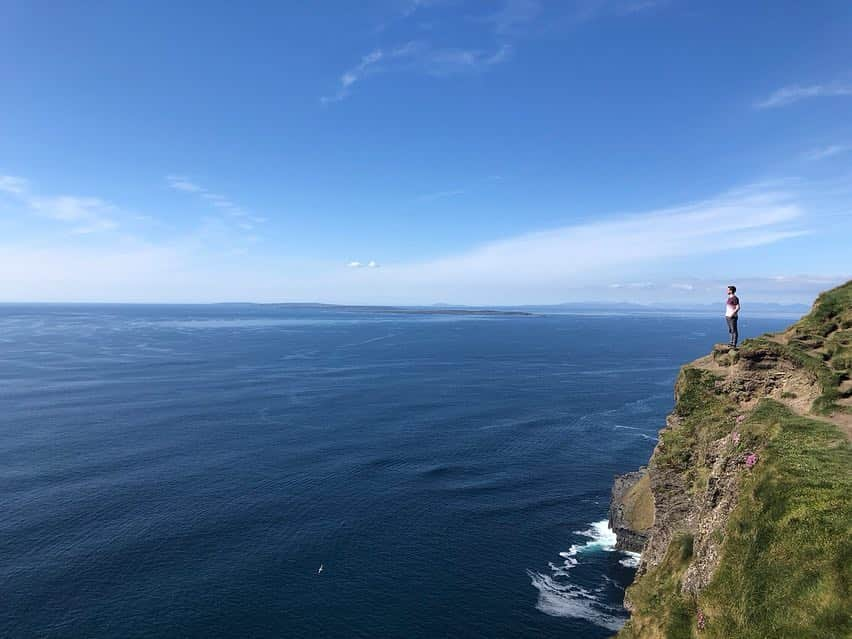 アレックス・ガメリンのインスタグラム：「Standing on the edge of the world #ireland #wanderlust #travel #cliffsofmoher」